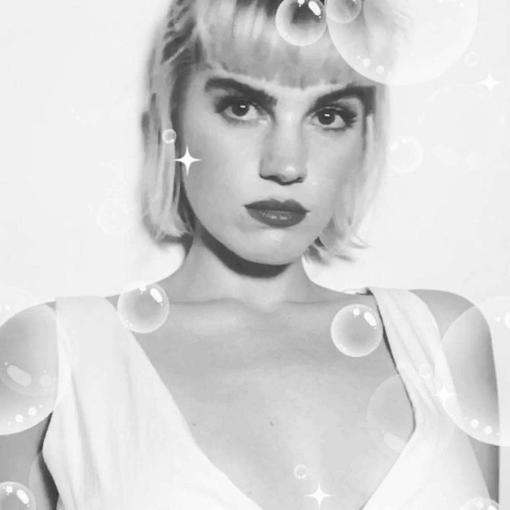 Meet your Posher, Caitlin