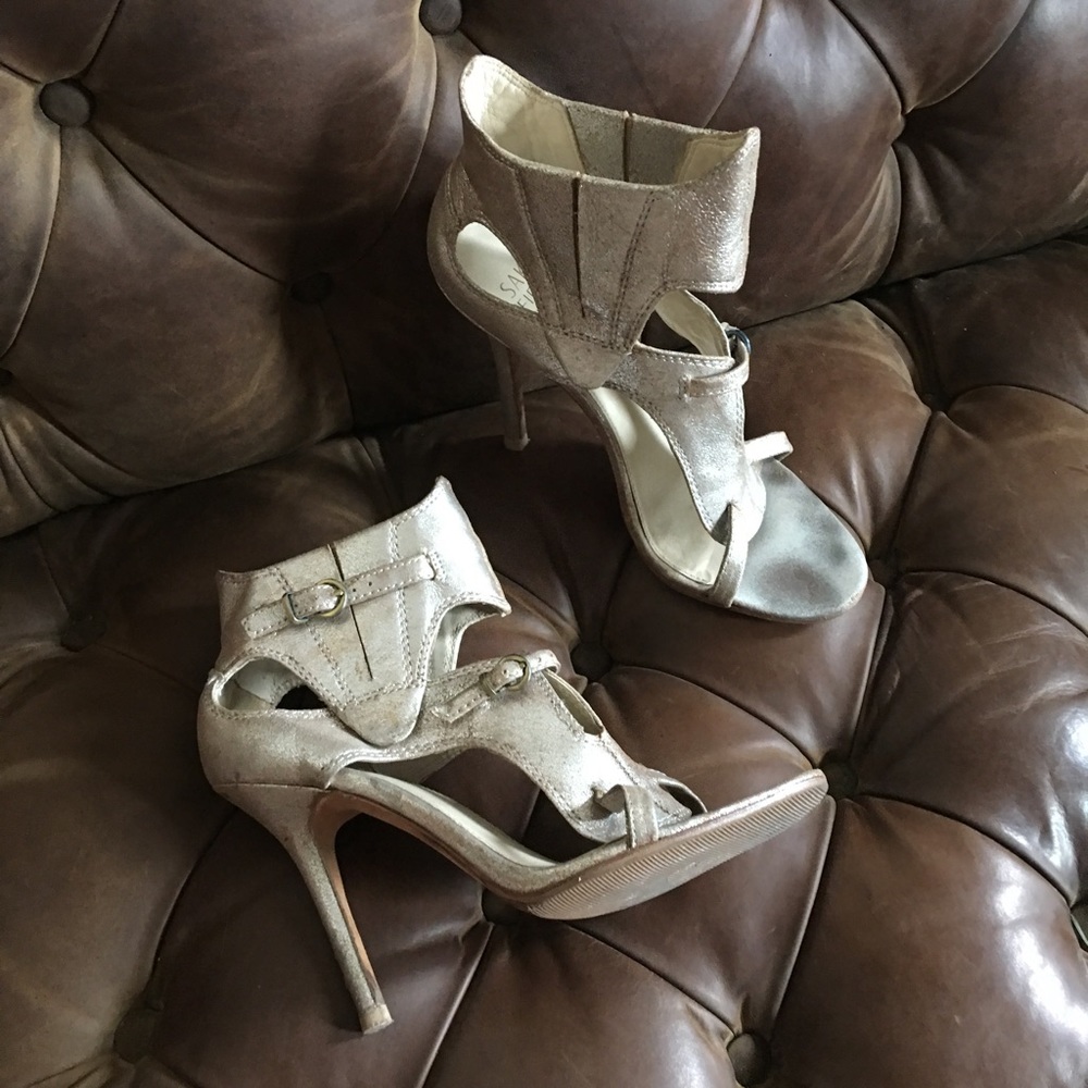 SAKS FIFTH AVENUE METALLIC LEATHER SANDALS 7.5