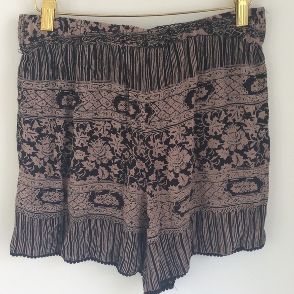 Shorts - Picture 2 of 3