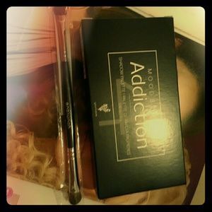 Younique Addiction Palette 4 with free brush