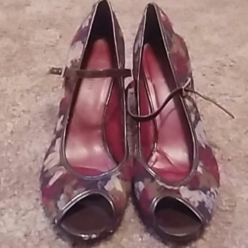 Madden Girl Peep toe floral print heels