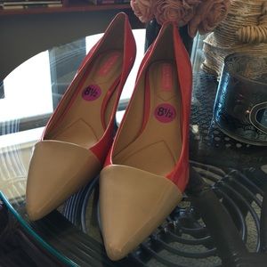Isaac Mizrahi red and tan leather pumps