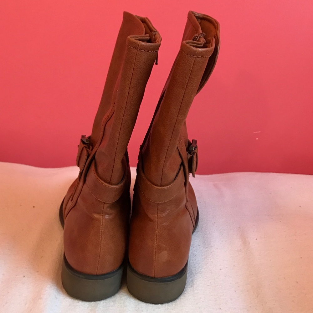 Bare trap boots, Saldana