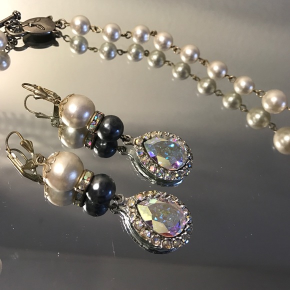 Lady Katherine Layered Pearl Necklace & Earrings - Picture 3 of 6