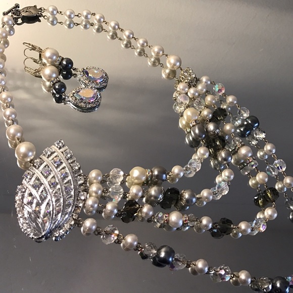 Lady Katherine Layered Pearl Necklace & Earrings - Picture 4 of 6