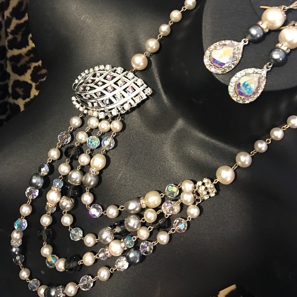 Lady Katherine Layered Pearl Necklace & Earrings - Picture 5 of 6