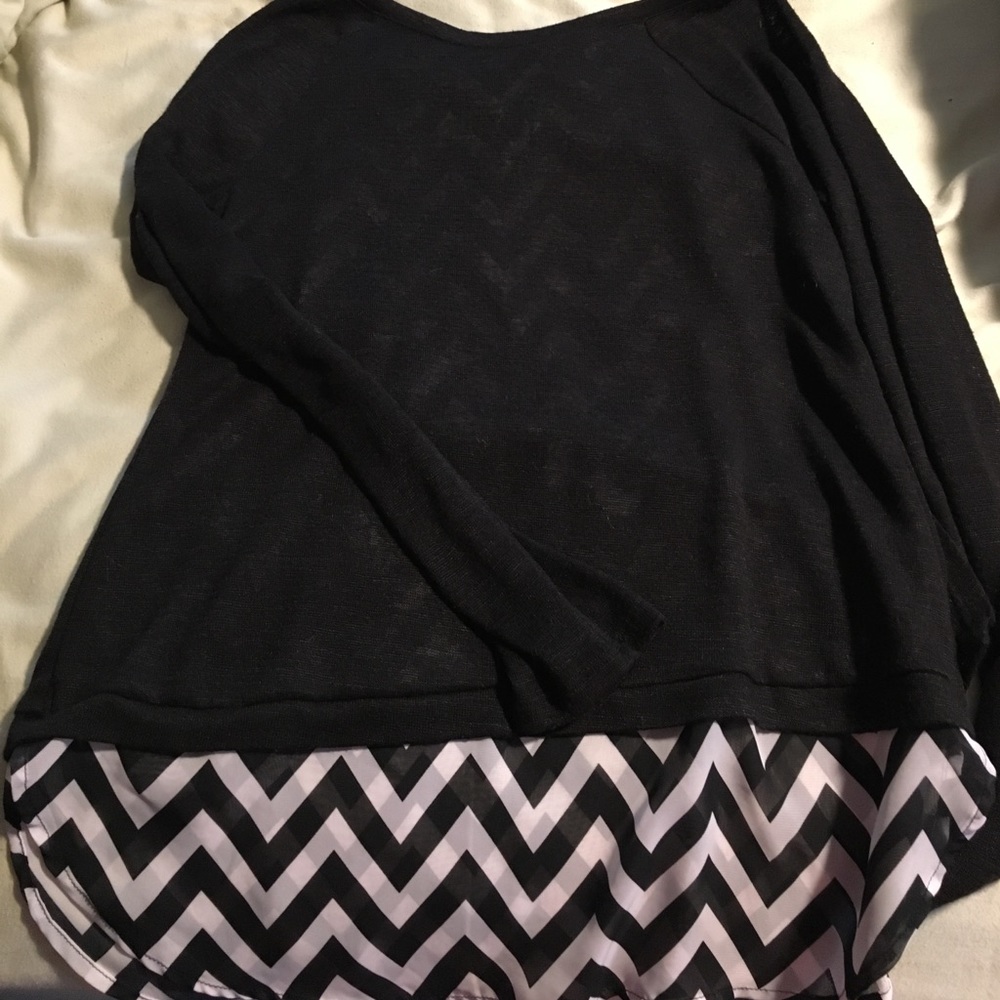 Black/white sweater/blouse