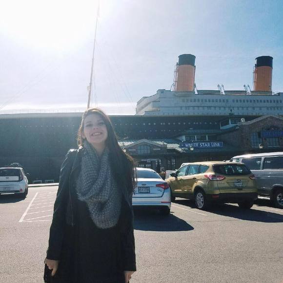 Meet your Posher, Caylin - Picture 2 of 2