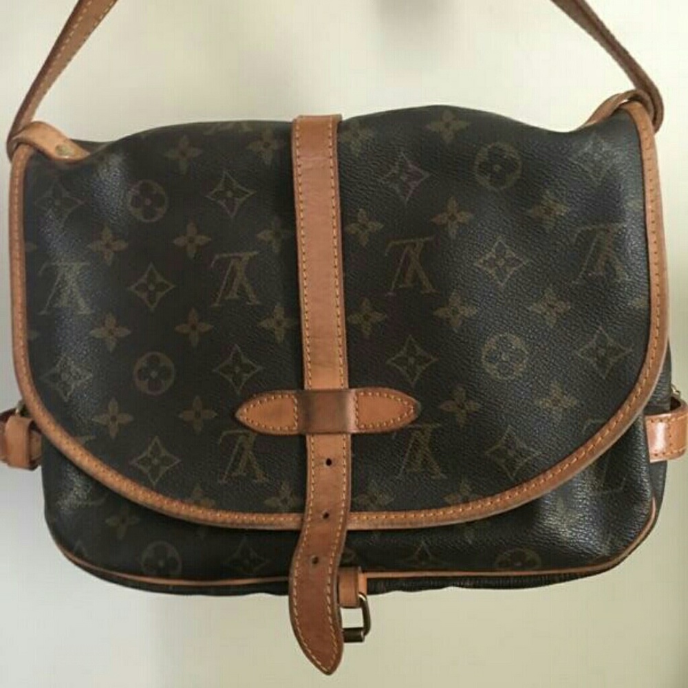 Hold AUTHENTIC Louis Vuitton Samur 30 crossbody