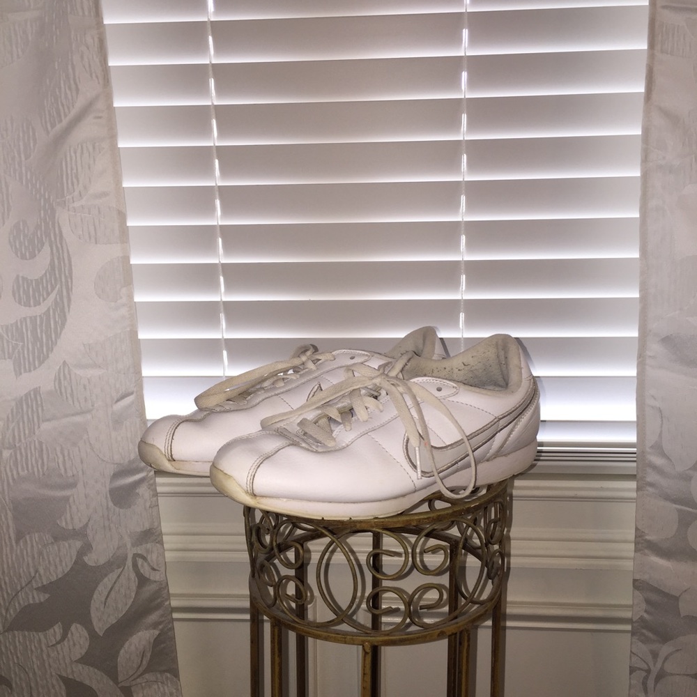 white nike shoes