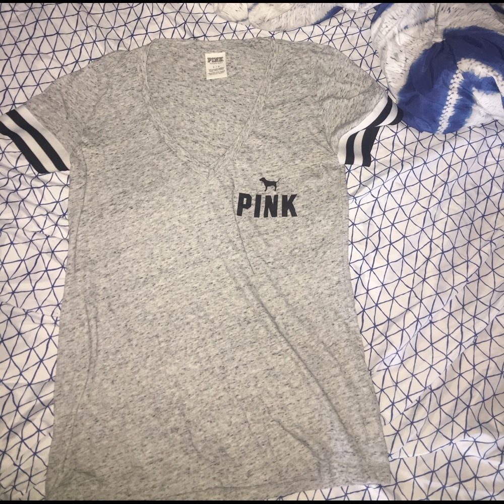 Fitted vs pink tee