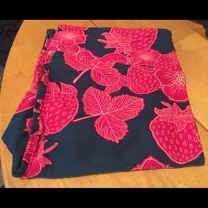 LuLaRoe Tall & Curvy Strawberry Leggings 🦄