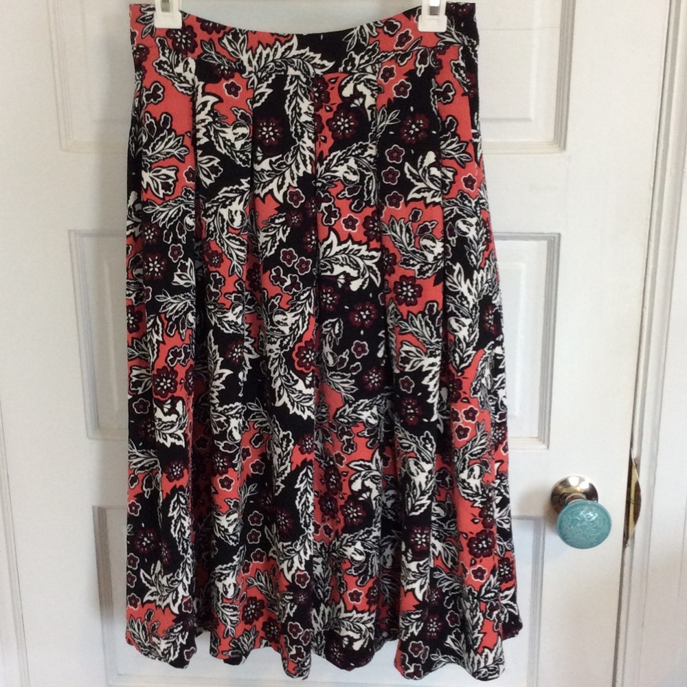 Gorgeous pleated skirt with pockets