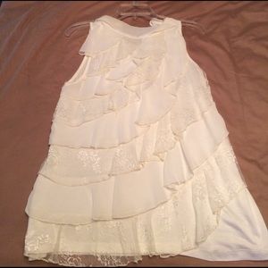 Sleeveless white top L layered