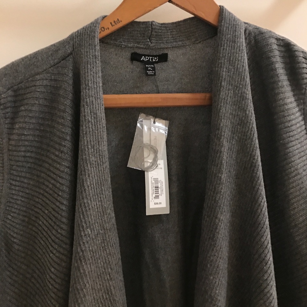 Apt 9. Vest