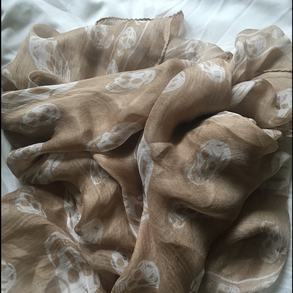 Alexander McQueen skull scarf in blush