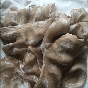 Alexander McQueen skull scarf in blush