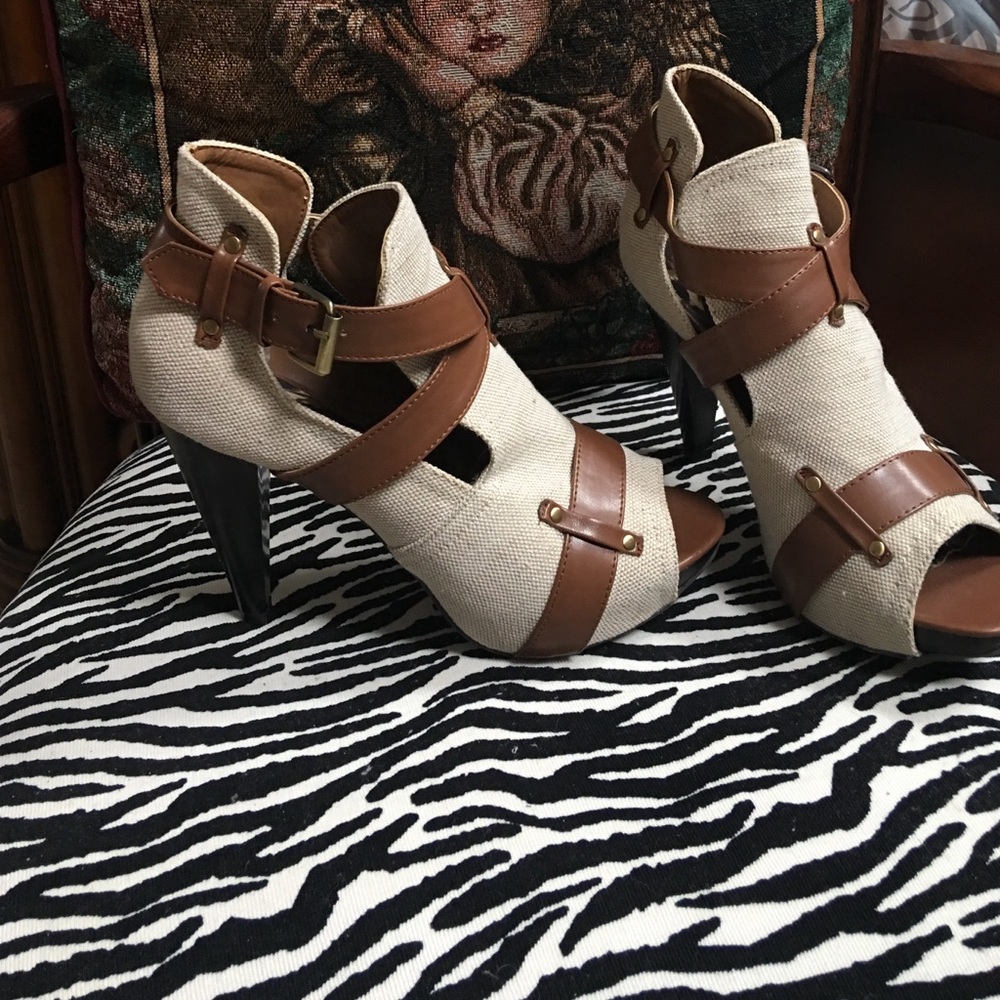 Cute open toe heels 👠