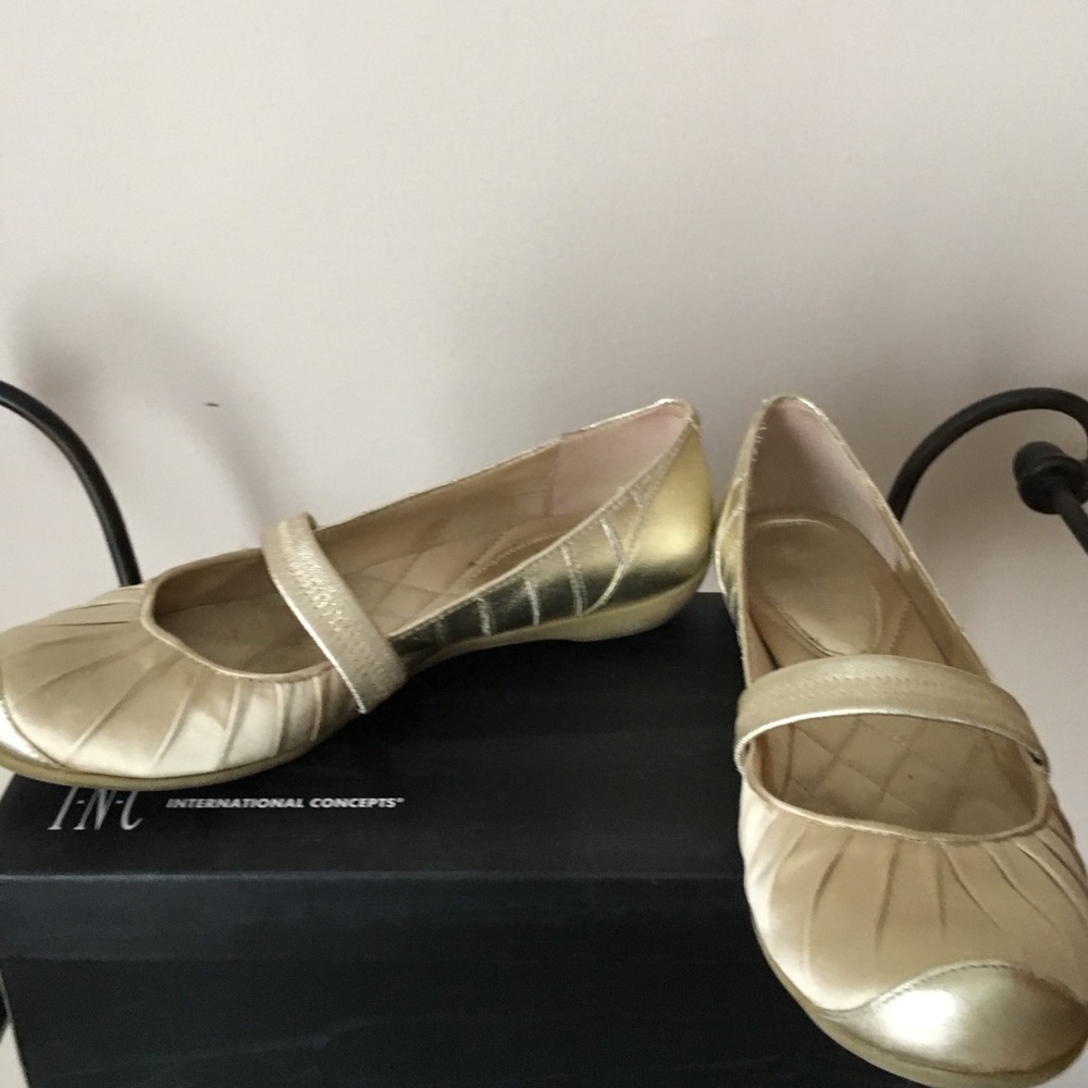 Very comfortable flats with a strap.