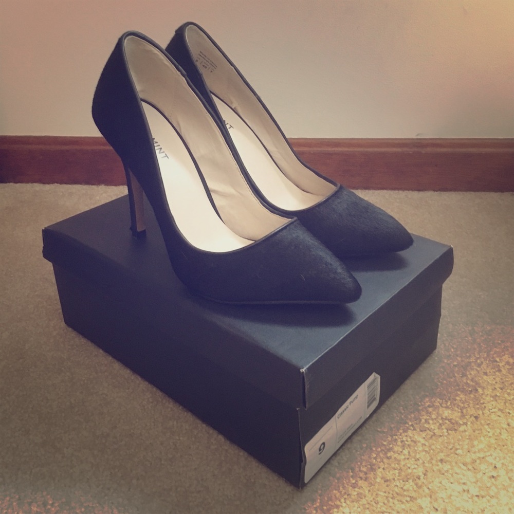 Black classic pumps