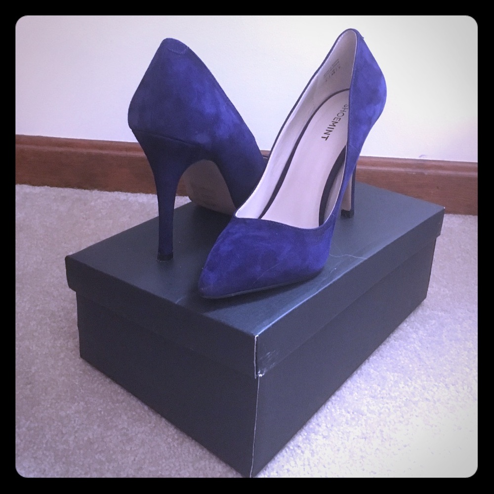 Navy classic suede pumps