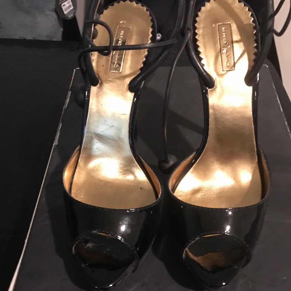 Report Signature peep toe