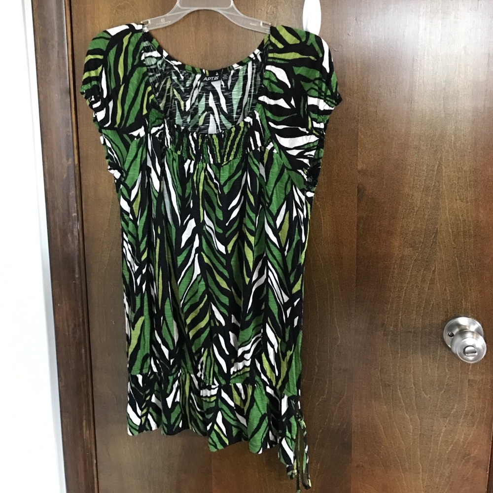 Petite Medium, "jungle leaf" printed top.