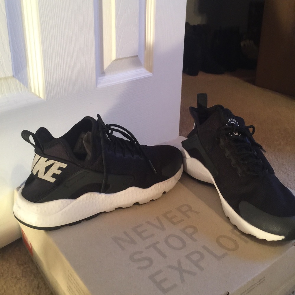 NWOT Nike Air Huaraches