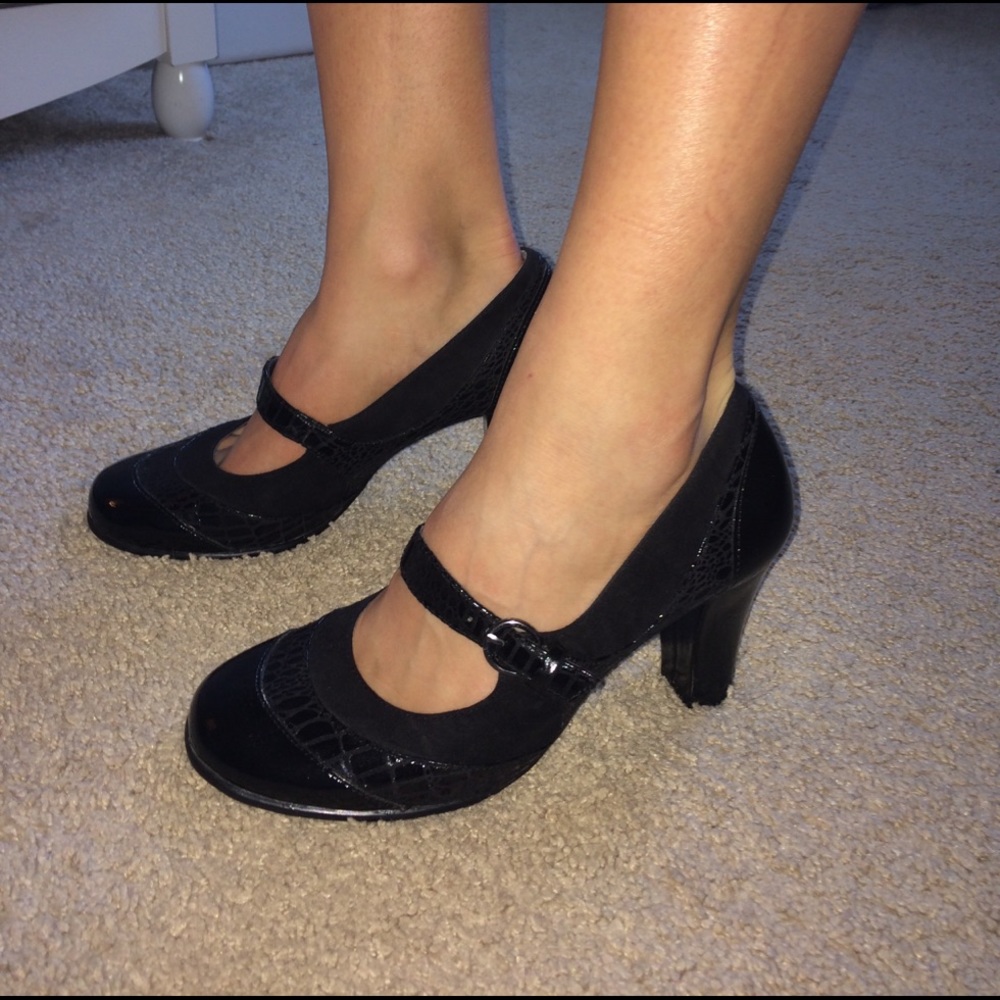 Simple black Mary Jane heels