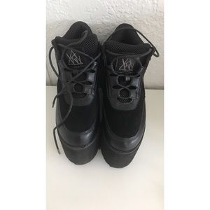 Black platform sneaker