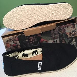 NWT Classic Toms Black