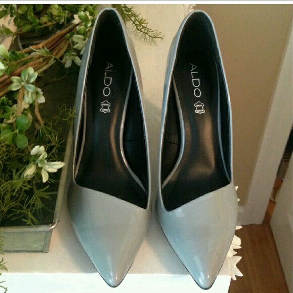 Asymmetrical gray aldo pumps