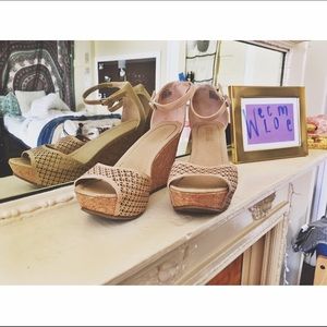 3 inch wedges. Barley worn. Very comfy!!