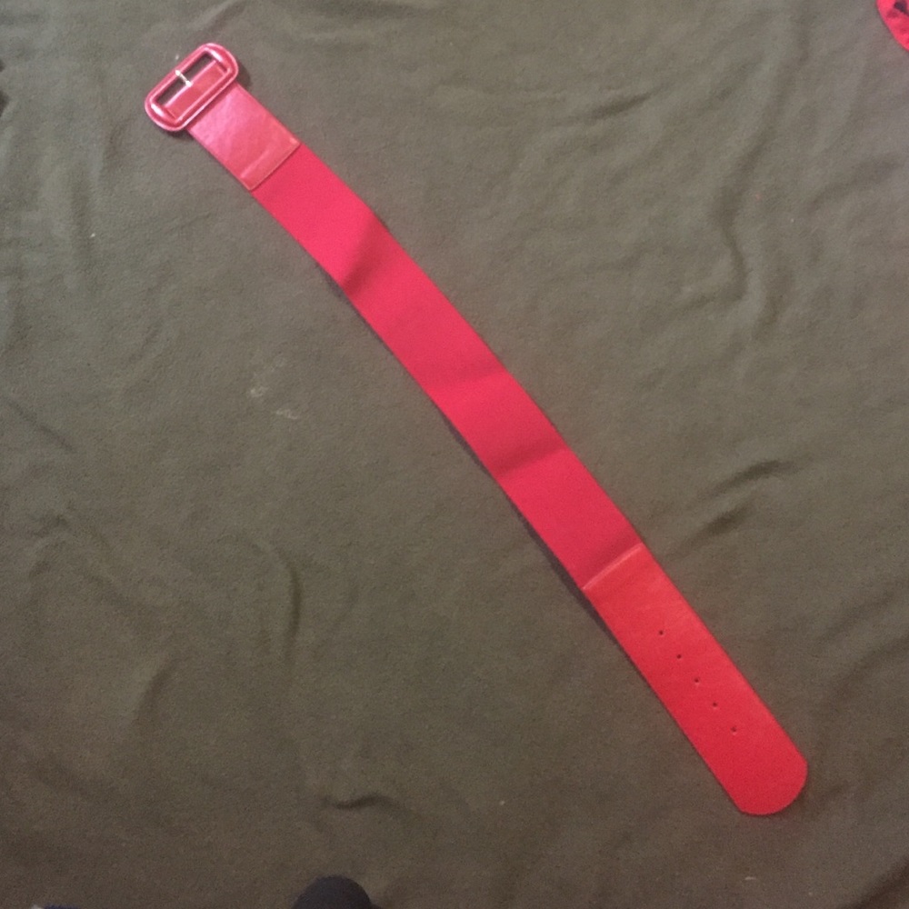 Stretchy red waist belt.