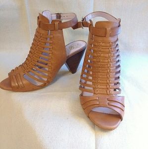 *SALE*  EUC Vince Camuto leather sandal
