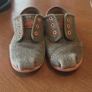 Super cute Kids Toms size 10!!