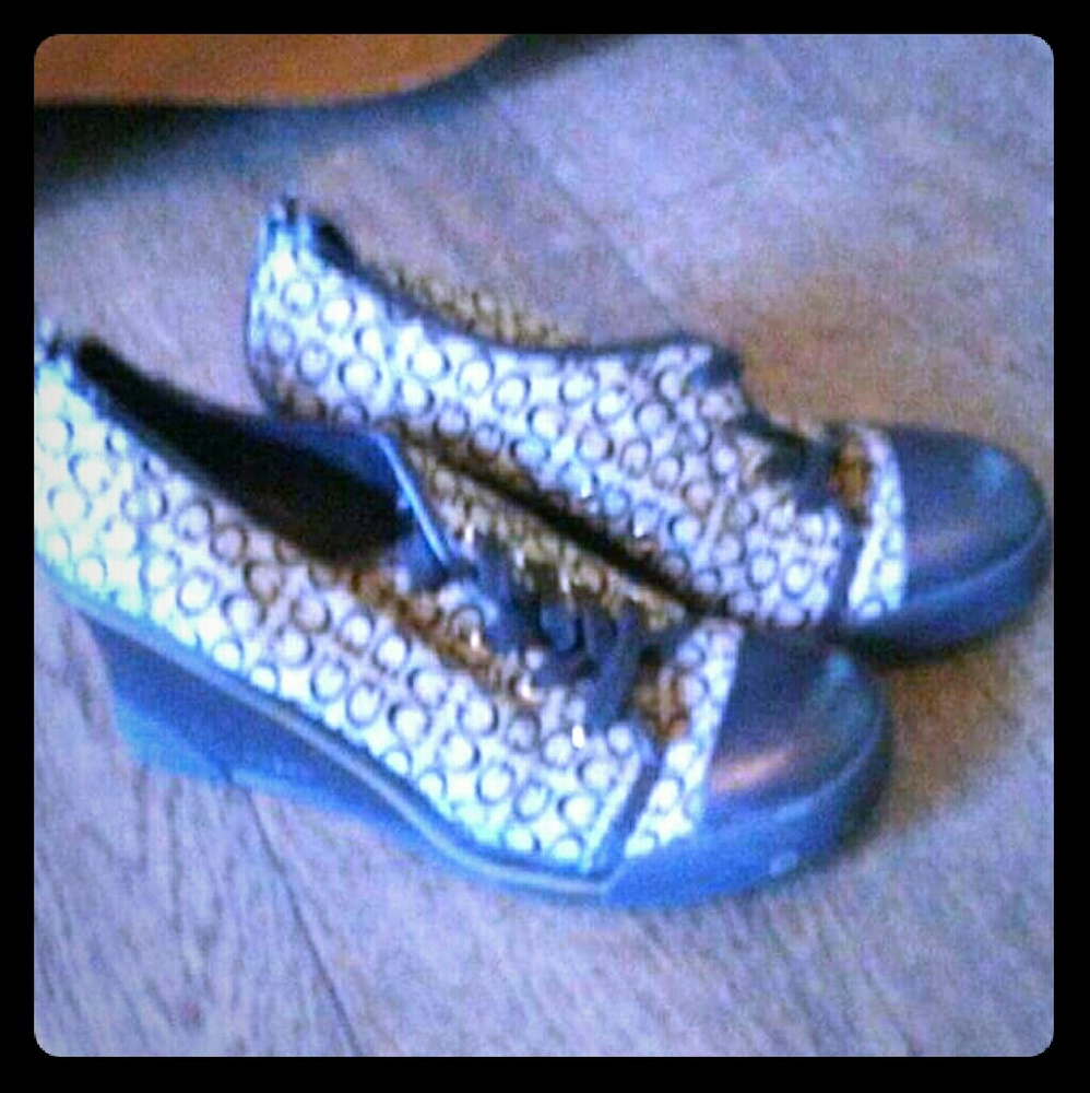 Im selling guess shoes