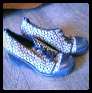 Im selling guess shoes