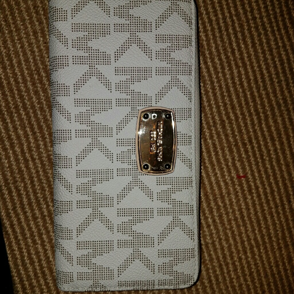 Large michael kors vanilla jet set wallet