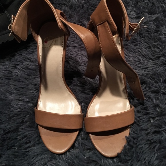 Size 5 Ankle Strap heels - Picture 2 of 3