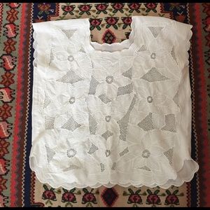 VINTAGE white floral top. Size M