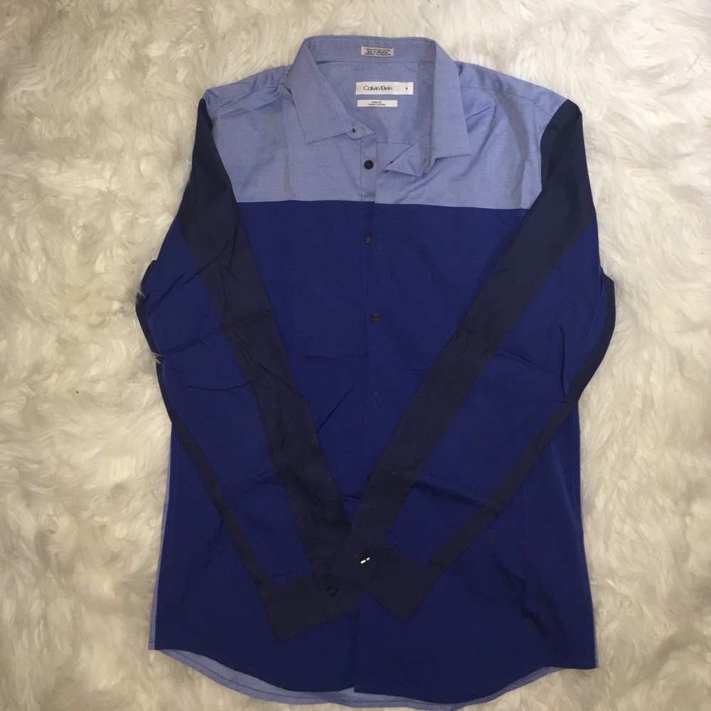 Calvin Klein • Blue button down • size M