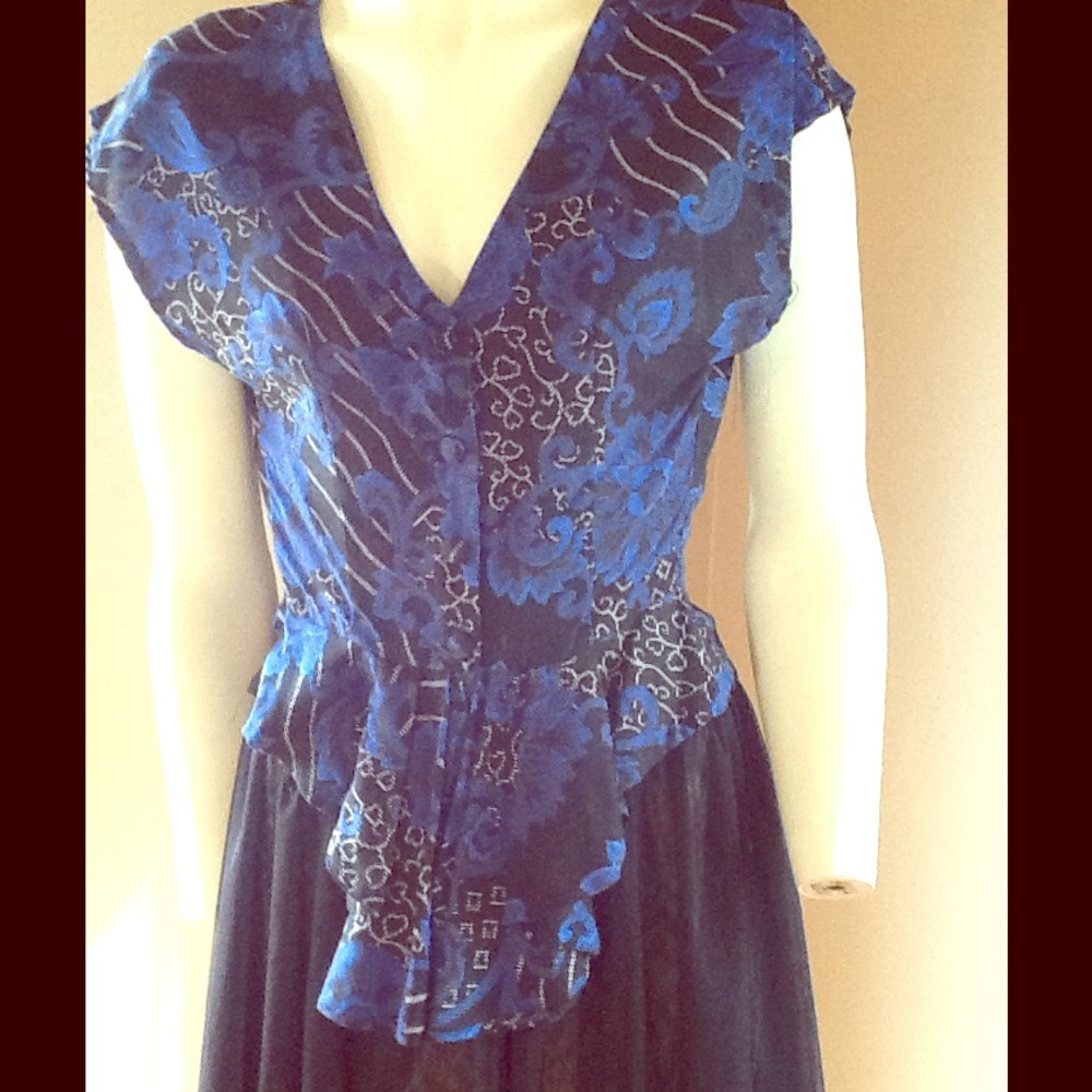 Vintage blue patterned crop top!