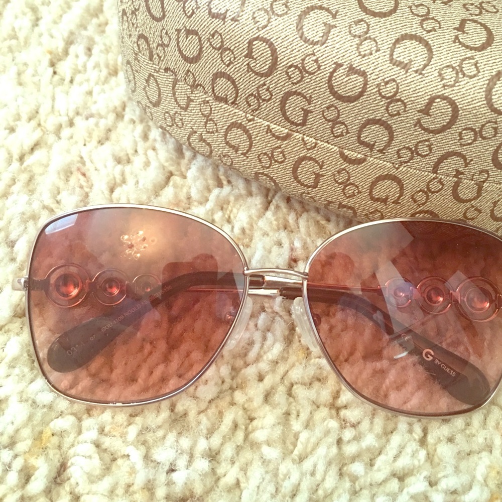 GUESS SUNGLASSES