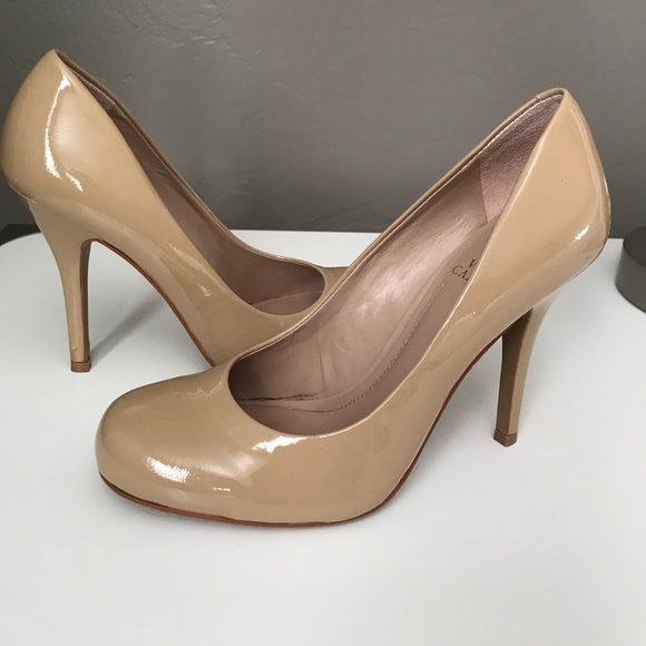 Vince Camuto Shoes - Vince Camuto beige patent leather pumps