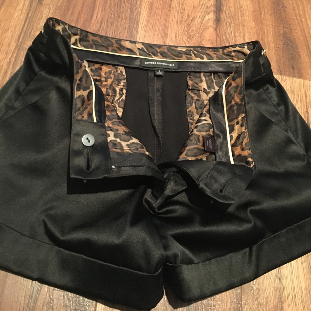 Express Shorts w/pockets and fine gold detail
