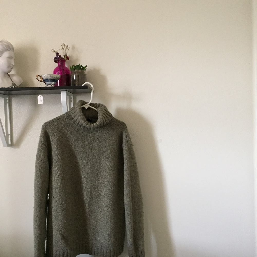 light army green Gap turtleneck ✨