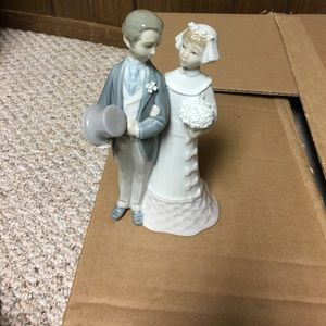 Bride & groom figurine