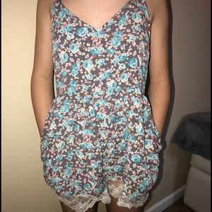 Floral romper with lace
