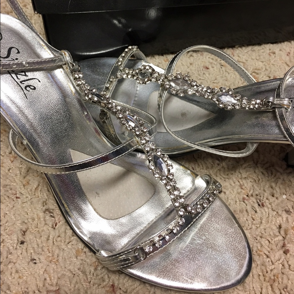 Silver & "diamond" strappy heels 👠